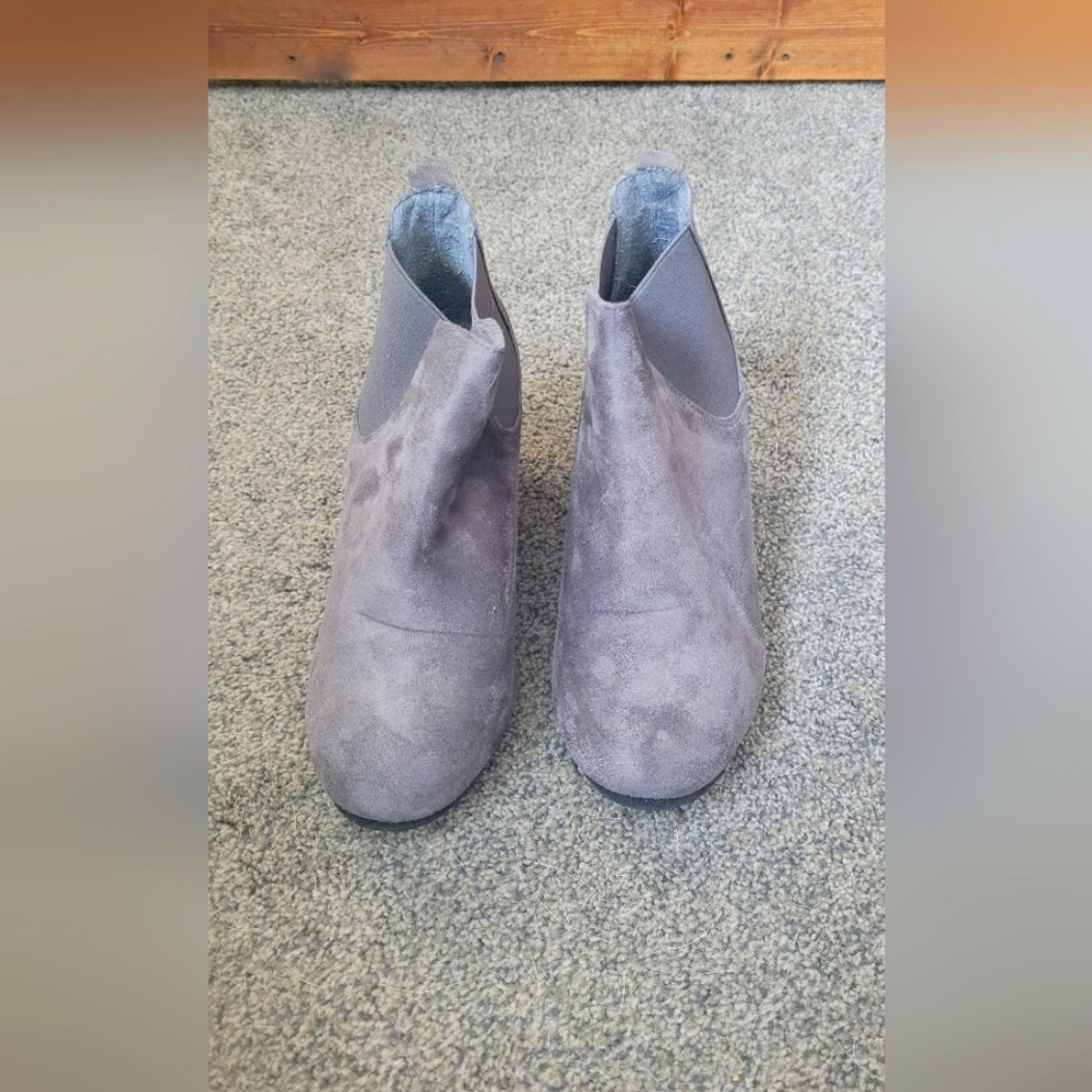Maurices grey wedges